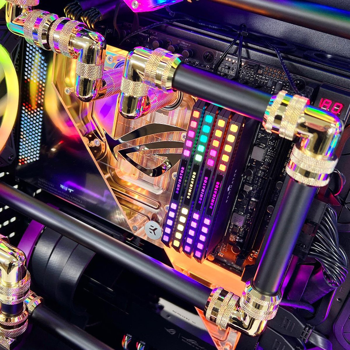 HighFlow_nl's tweet photo. A classic combo of gold fittings and black tubing in the towering 1000D case! 💛🖤 What do you think of this build?
Get the featured parts in our store!
👉 https://t.co/Wpu5VIoel0
Credits: @YangcomPC
#highflow_nl #corsair #ultimategamingpc #watercoolingpc #corsairgaming #pcmr https://t.co/bXybWWuYJw