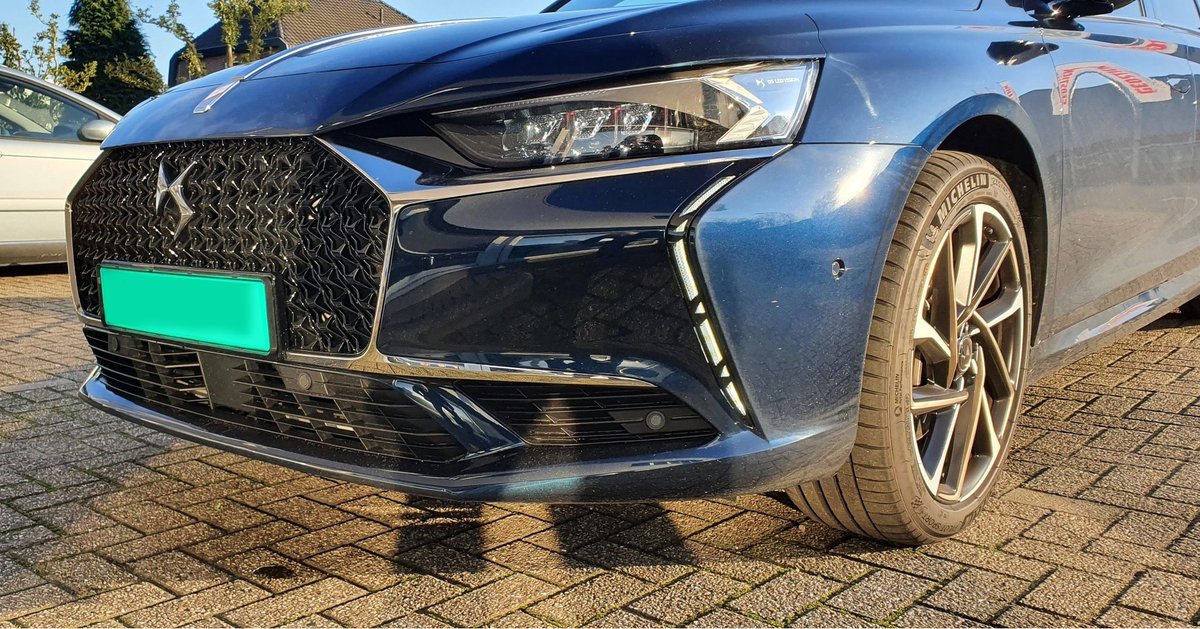 BartEbben's tweet photo. Deze prachtige blauwe DS9 stond bij ons voor de deur.
De DS9 is uitgekomen in het voorjaar van 2021. Hij is
beschikbaar als plug-in hybride en heeft een vermogen
van 225 tot 360 PK. De DS9 maakt een enorme indruk met zijn moderne design en fijne details. https://t.co/ZNvmD6O9ZG