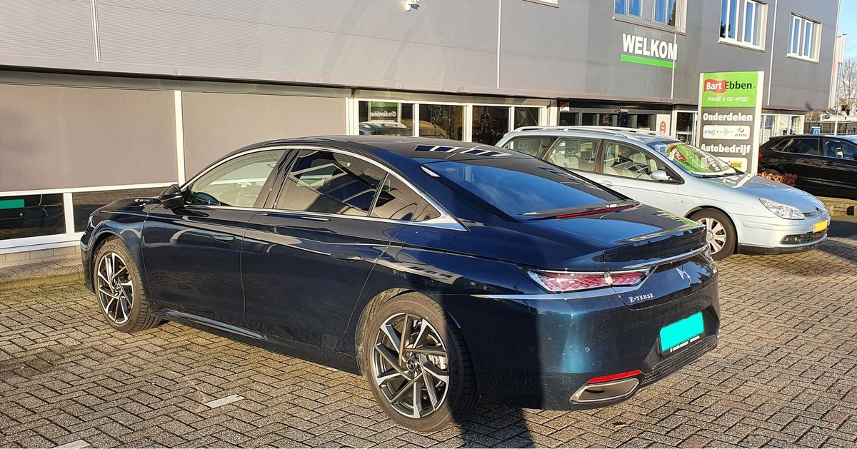 BartEbben's tweet photo. Deze prachtige blauwe DS9 stond bij ons voor de deur.
De DS9 is uitgekomen in het voorjaar van 2021. Hij is
beschikbaar als plug-in hybride en heeft een vermogen
van 225 tot 360 PK. De DS9 maakt een enorme indruk met zijn moderne design en fijne details. https://t.co/ZNvmD6O9ZG