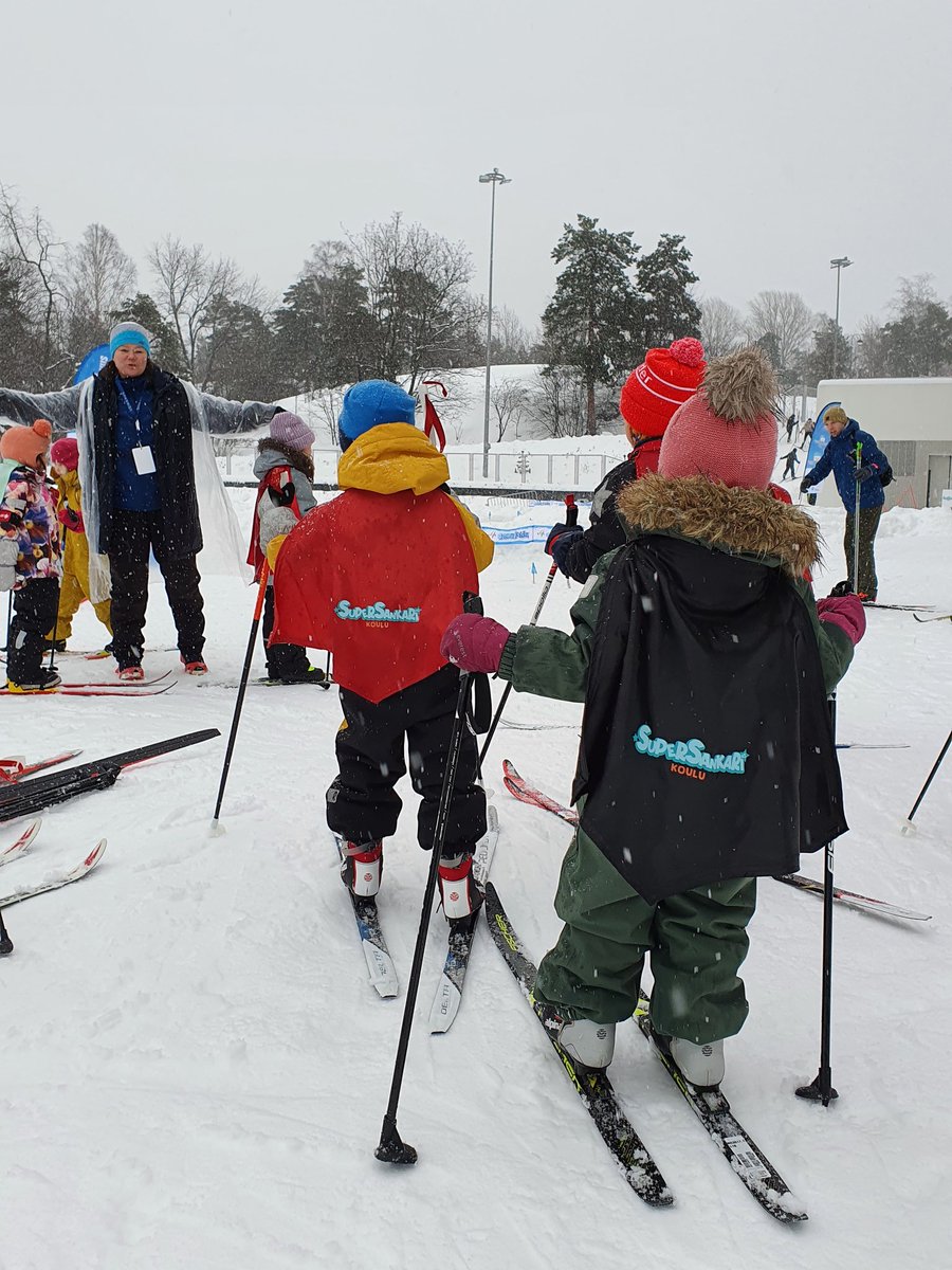 Lumilajit's tweet photo. Lasten Lumipäivien kiertue kiertää tällä hetkellä ympäri Suomea olympiatunnelmissa, kun nuoret hiihtäjät sivakoivat esikuviensa suksien jäljillä Lumipäivien vauhdikkailla tapahtumapaikoilla.  😄🏆 https://t.co/NUDPyEH38S
