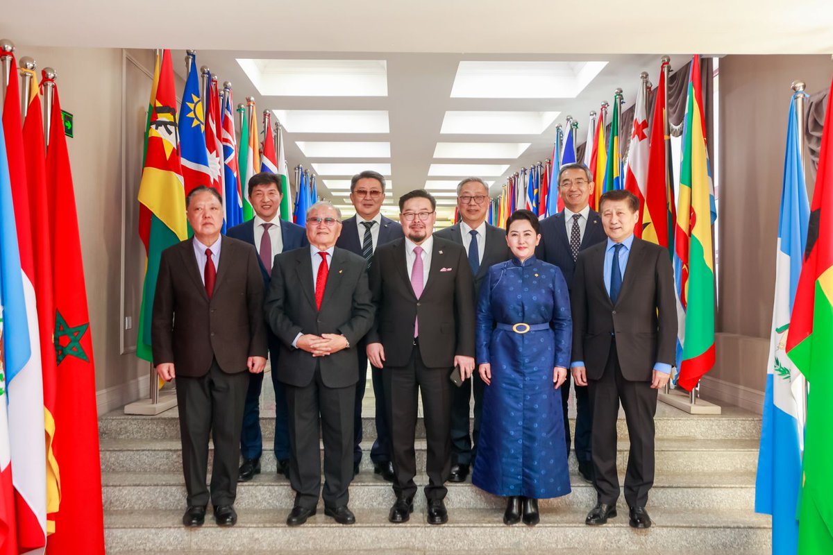 Өнөөдөр Монгол Улсын гадаад харилцааны үе үеийн сайдуудыг хүлээн авч #хүндэтгэл үзүүлэв. 
Манай гадаад харилцаа тогтвортой урагшилж, тэнцвэртэй хөгжиж байгааг тэмдэглэж, урмын үг хайрлан, үнэтэй зөвөлгөө өгсөн эрхэм #сайд нарт гүн #талархал илэрхийлье!