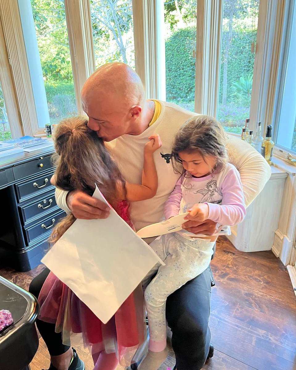 therockBRA's tweet photo. IG update - As meninas fizeram presentes de dia dos namorados para o papai 🥰🥰. 

Olhem como elas já estão enormes! https://t.co/FvqCssuksY