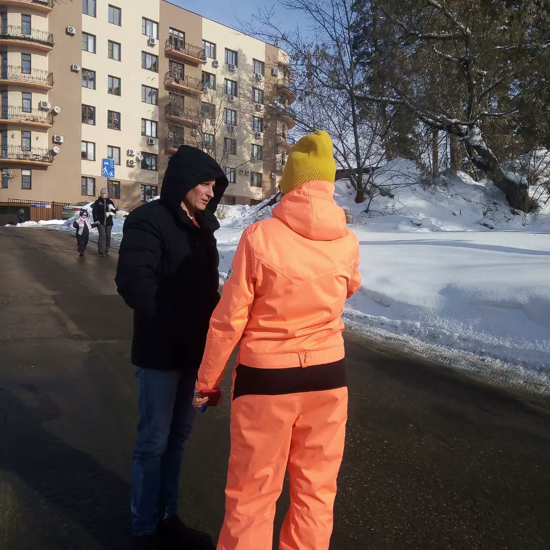 Um27c's tweet photo. Микрорайон 27Ц.  Комсомольское ш-е25А и Комсомольское ш-е7 была организована встреча жителей с начальником участка"Зеленстрой" Андреем Александровичем по вопросу снежных валов с выезда домов. Друг друга услышали.Будут приняты меры.Также расчищен переход по Комсомольскому ш-е https://t.co/n1AXqeCsG7