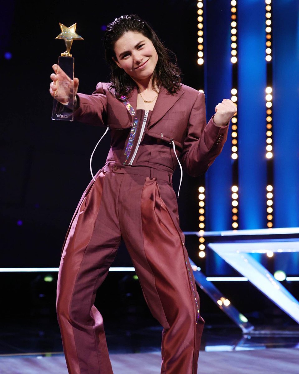 anneplusseries's tweet photo. our girl got her European Shooting Star Award and 🤩
@hanna_van_vliet ✨✨✨
#anneplus #hannavanvliet #europeanshootingstar #berlinale
📸: Andreas Rentz https://t.co/K0pwMLozfT