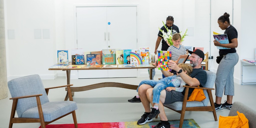 HackneyShowroom's tweet photo. Shout-out to all our little bookworms and mid-week disco dancers.
#DiscoLocoLibrary and #EasyRollerz every Tues (4-6pm) &amp; Weds (10am-12pm), respectively @DiscoLocoUK https://t.co/dpW5CuTWbj #helloagainhackney @LoveHackney @hackneycouncil https://t.co/Pkr4CZC6cE