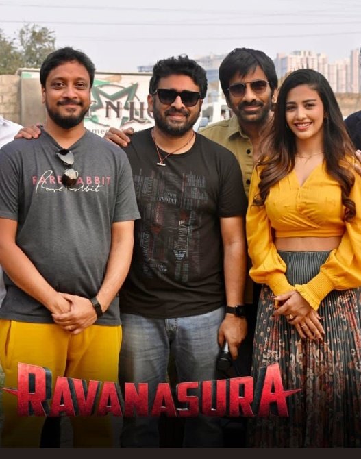 FanofPuri's tweet photo. మీ డ్రెస్ కి 
హీరోయిన్ మ్యాచ్ ఇచ్చింది.

పోజ్ కూడా ఒకేలా వుంది
డిట్టో దించేశారు.

@SrikanthVissa 💛💛

#Ravanasura #srikanthvissa #RaviTeja https://t.co/cq7DtR5pwt