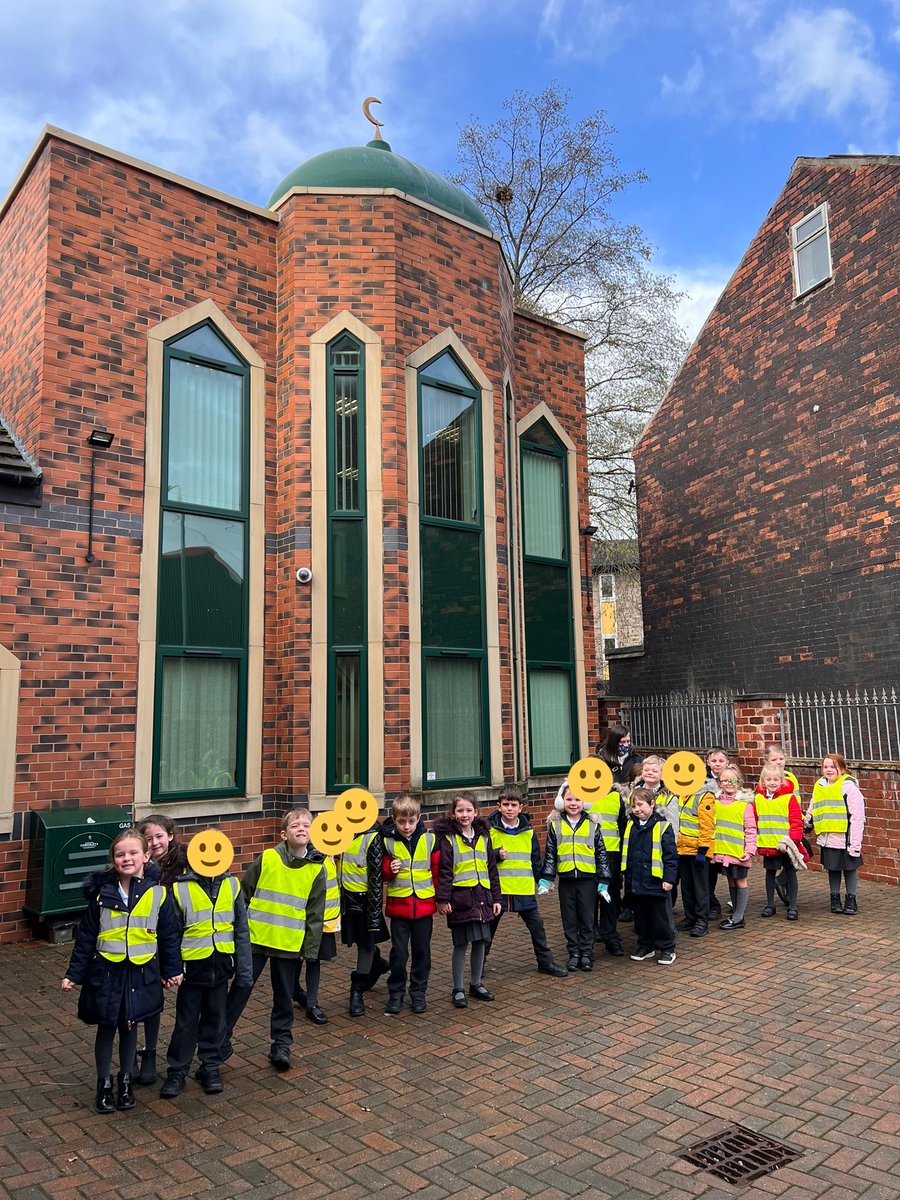 MFinfantschool's tweet photo. What a fantastic morning trip to a local Mosque turtle class have had. We learnt lots of new information about the Islam faith community and the children had lots of great questions to ask. Thank you to the Markazi Jamia Mosque in Wakefield for accommodating us. #MFturtles #MFRE https://t.co/NgNEzbWYoC
