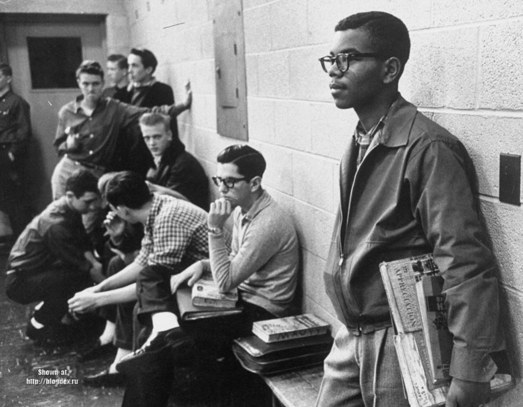 OLDDMVPICS's tweet photo. 15-year-old Lewis Cousins stands alone as the only African American student in a newly desegregated high school in Norfolk, VA (1959) https://t.co/EYsV4glANz