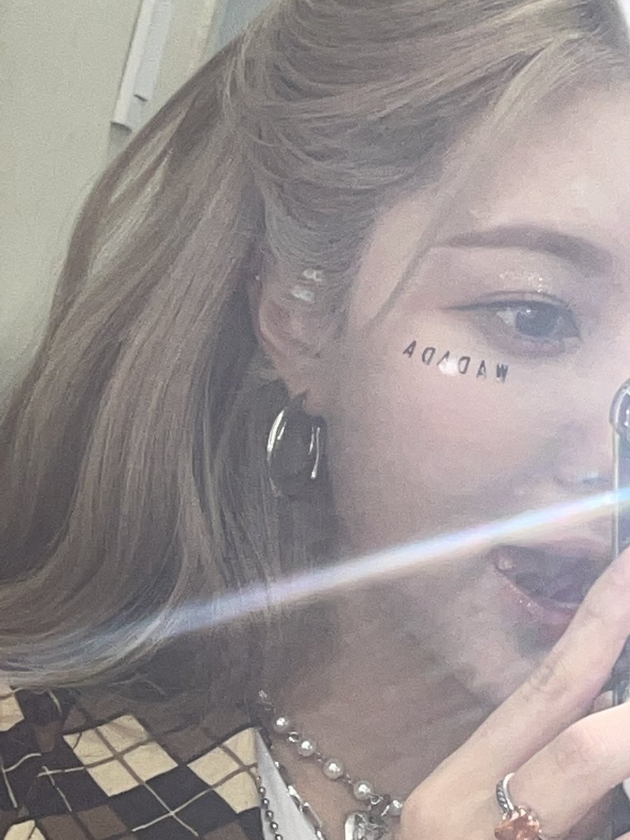 dailykimdayeon's tweet photo. dayeon's mirror selcas https://t.co/M1hqlU4x7m