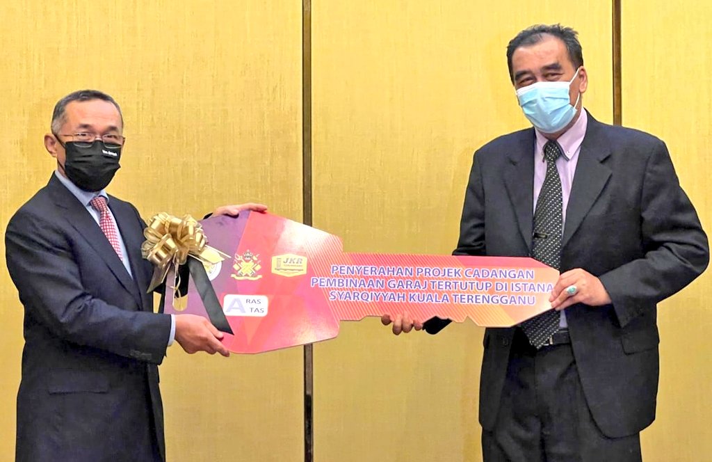JKRTerengganu's tweet photo. 14 Februari 2022 Penyerahan Projek Pembinaan Garaj Tertutup di Istana Syarqiyyah telah disempurnakan oleh Tuan Pengarah JKR Terengganu Ir. @yusufghani200 kpd YBhg Dato Pengelola.
@JKRMalaysia @IrZulkefly @HasliJKR @SaigaiSuhaila @Sabriida1 @anuarN3 @jkrktganu https://t.co/FKclgPvMEc