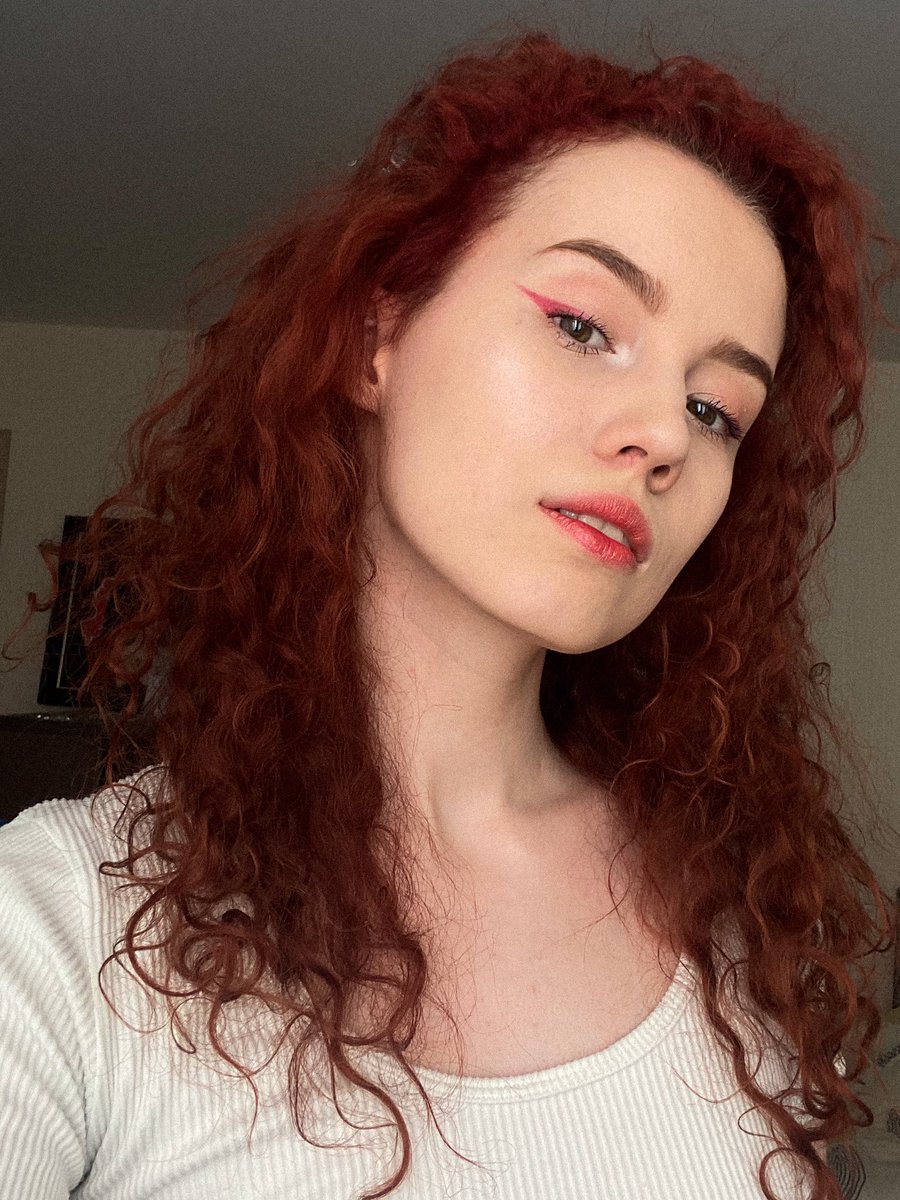 Kaaatiko's tweet photo. В аптеку за антидепрессантами✨🌸💅🏻 https://t.co/mQ67IqsjC8