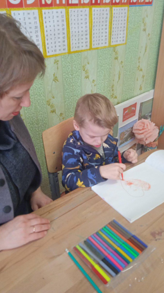 В ОГБУСО "Комплексный центр социального обслуживания в р. п. Павловка" в отделении реабилитации детей и подростков с ОВЗ с получателями социальных услуг проводит реабилитационные занятия воспитатель А.Насырова.