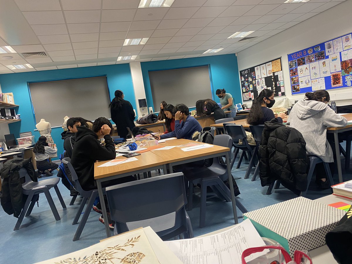 Priyaal08's tweet photo. Year 11 coursework catch up day! Super proud they turned up despite the weather and it being half term. @RusheyMeadAcad #rushey2workhard https://t.co/OoQbzdhBcP