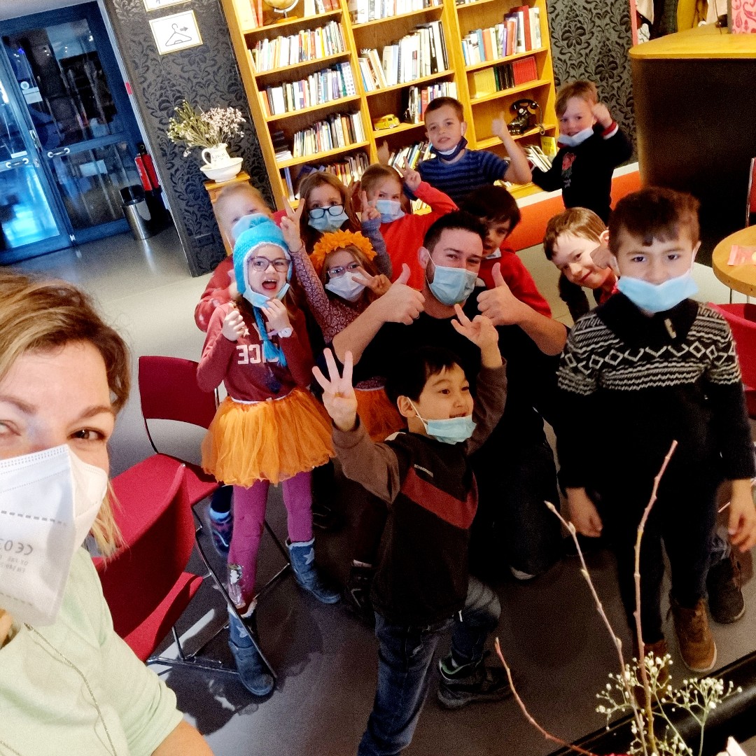 ISRprimary's tweet photo. #ISRgrade1 went to see the theatre performance "weltRaum - wenn der Alltag zum ALLtag wird" in the @taktheater in Schaan. We enjoyed connecting our learning about space and the solar system to our German listening skills. #ISRlanguages https://t.co/UAtgYdEqqF