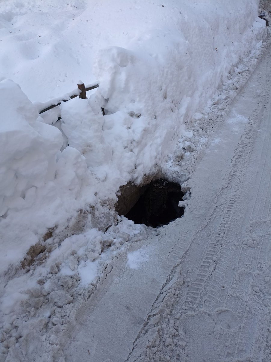Upravkom63's tweet photo. Карла Маркса 318 напротив 3 подъезда провал асфальта около канализационного колодца @promadm @sks_rks https://t.co/tbwxJFnrNh
