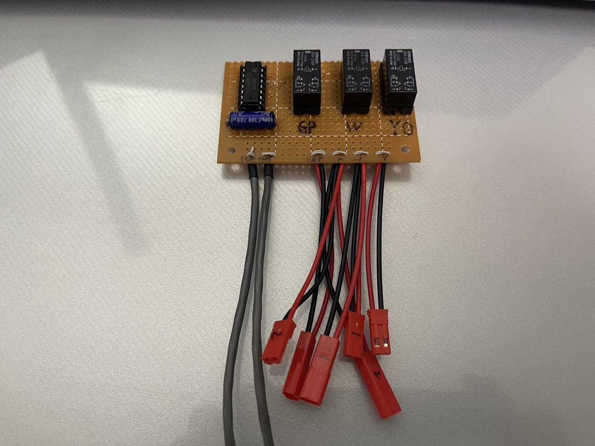 e353_23's tweet photo. 渡り線を設置するにあたり、こんな回路を作りました。さてさて、どんな役割の回路でしょう。
＃鉄道模型
＃Nゲージ
＃渡り線 https://t.co/8ScrT2Shrc