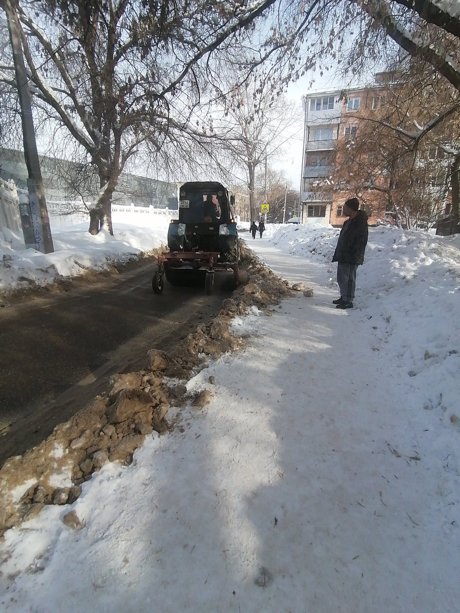 UM_9C_TLT's tweet photo. В ходе санмониторинга мкр отмечена слаженная работа специалистов #МБУЗеленстрой. Почистили тротуары общего пользования. https://t.co/5jFtQCCho3