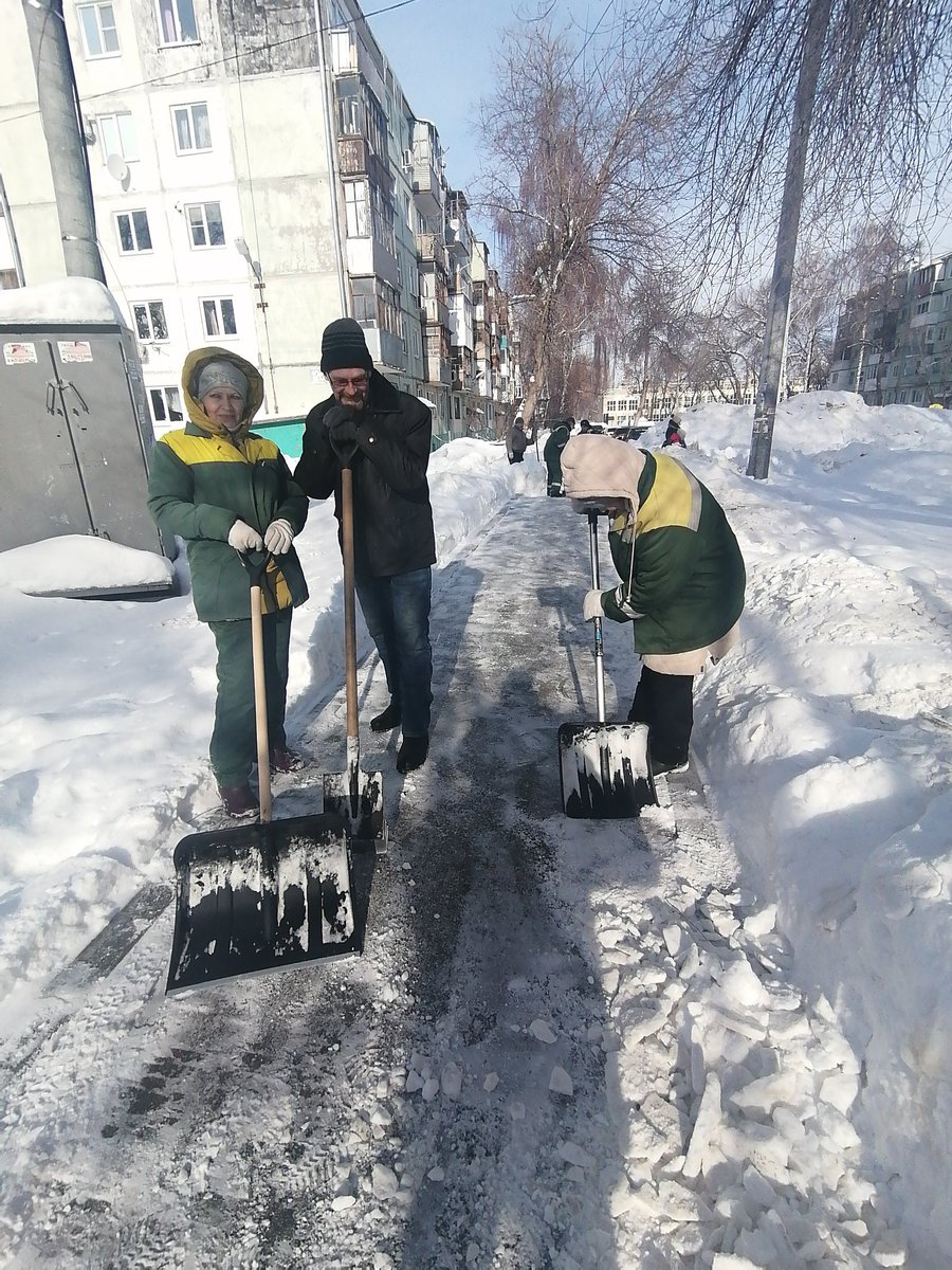 UM_9C_TLT's tweet photo. В ходе санмониторинга мкр отмечена слаженная работа специалистов #МБУЗеленстрой. Почистили тротуары общего пользования. https://t.co/5jFtQCCho3