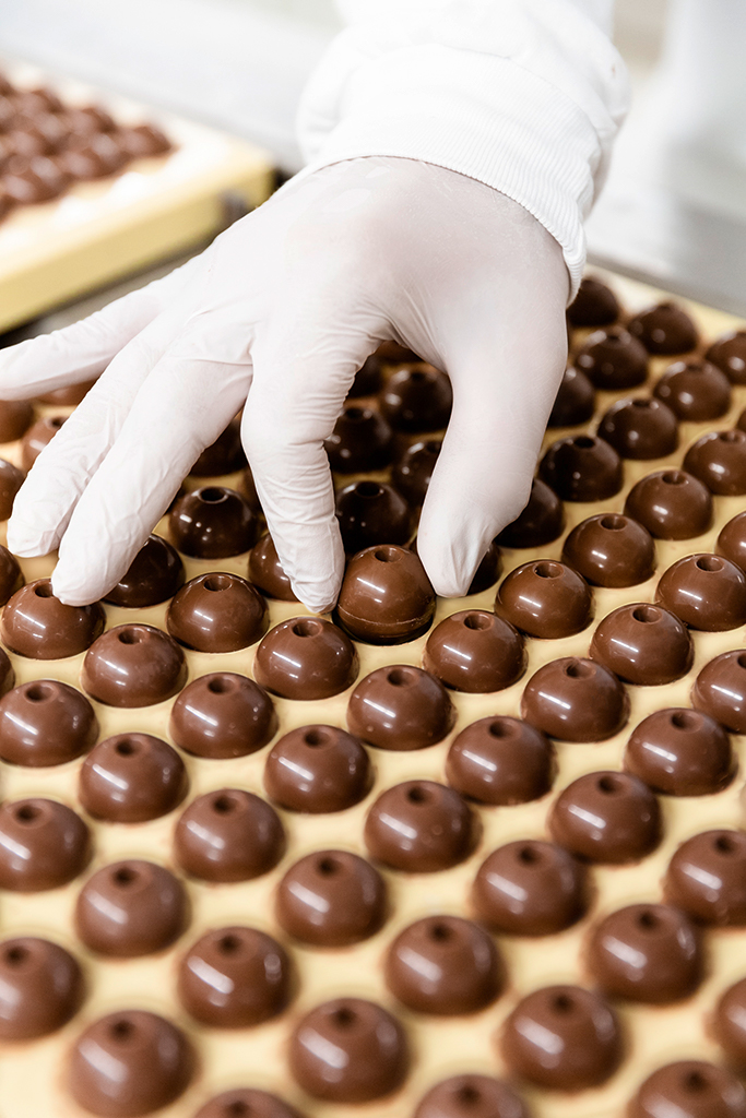 A peek behind the curtains at a Lindt Master Chocolatier crafting our Lindor truffles.