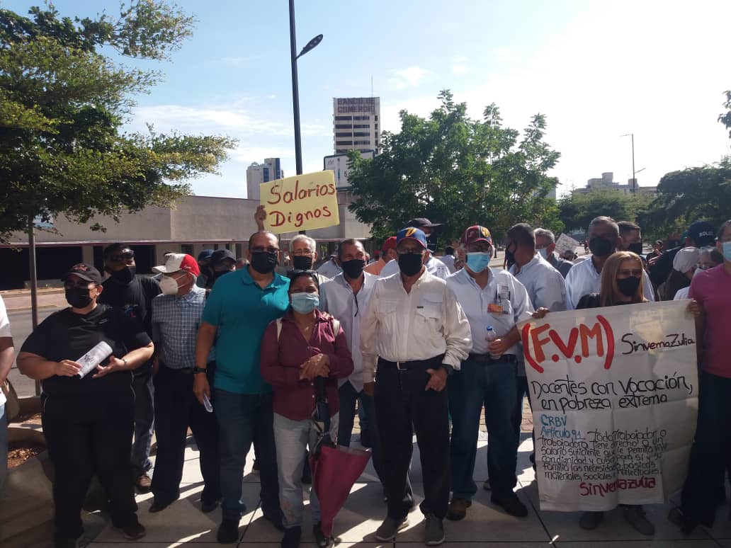 #15Feb desde #Zulia se levantan los trabajadores por sus derechos y la libertad sindical porque sin sindicatos no hay democracia. ¡#NoMaspersecución los contratos colectivos son nuestro derecho! #MuevetePorLaDignidadLaVidaYLaFamilia  <a href="/CNVLatam/">CNVLatinoamérica</a> <a href="/CSA_TUCA/">CSA-TUCA</a> <a href="/ituc/">ITUC</a> <a href="/CFDT/">CFDT</a>