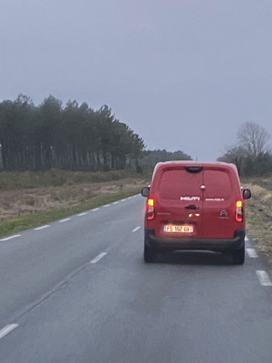 Pir0__'s tweet photo. @HiltiFrance Voyez à gérer vos employés sur la route! Encore un qui c’est conduire hein. J’ai voulu m’insérer sur l’autoroute file de gauche, il a essayé de m’en empêcher, puis a fait des appels de phares, plus tard il m’a dépassé et a failli crée un accident en pilant à 1/2 https://t.co/cElVFPx6Hn