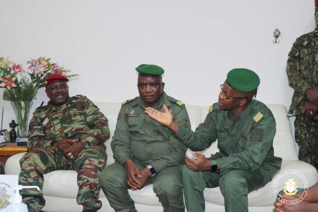 BangalyPaix's tweet photo. #VisitePRG
Le Chef de l’État, Colonel Mamadi DOUMBOUYA s’est rendu ce matin au Camp Samory Touré auprès de ses frères d’armes avant de se rendre au chevet des malades alités dans ce camp militaire pour leur exprimer toute sa compassion.
#PresidenceGN https://t.co/syu4a8LAJU