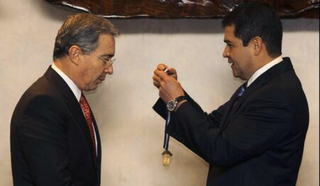 JuanPoe's tweet photo. Acaba de ser pedido en extradición el expresidente de Honduras Juan Orlando Hernández por sus nexos con el Cartel de Sinaloa. Hernández fue un gran aliado del expresidente Álvaro Uribe al punto que el 23 de noviembre de 2010 lo condecoró personalmente en el Congreso Hondureño. https://t.co/evWDoFTfni