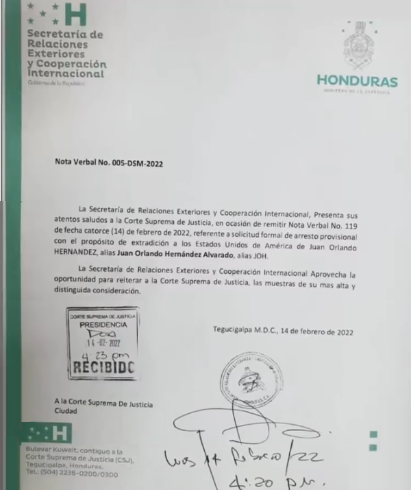 JuanPoe's tweet photo. Acaba de ser pedido en extradición el expresidente de Honduras Juan Orlando Hernández por sus nexos con el Cartel de Sinaloa. Hernández fue un gran aliado del expresidente Álvaro Uribe al punto que el 23 de noviembre de 2010 lo condecoró personalmente en el Congreso Hondureño. https://t.co/evWDoFTfni