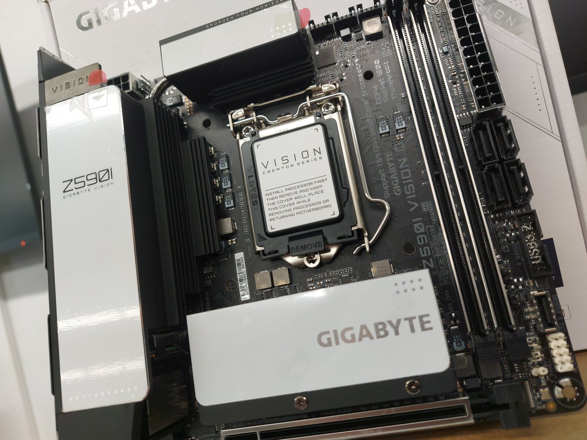 pcandcofr's tweet image. Une config&apos; compacte avec de la puissance 💪 ?

Optez pour le boitier NR200P de @coolermasterfr 💜
Une Z590i Vision &amp;amp; RTX 3070 Vision de @GIGABYTE_DE pour le design 🤍
Un refroidissement BeQuiet pour le silence 🧡
Une alimentation SFX de @CORSAIRFRA  pour faire tourner tout ca 💛