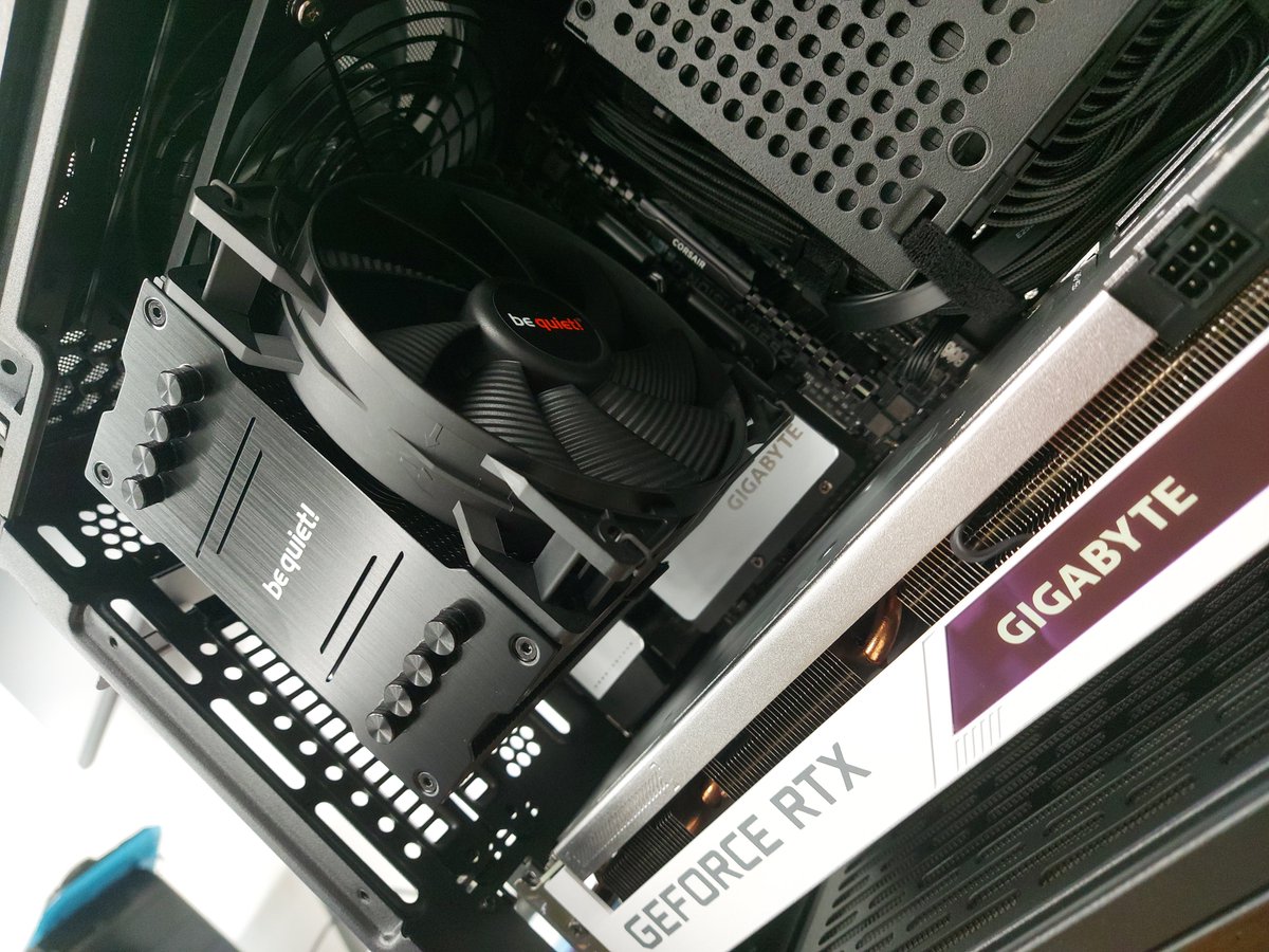 pcandcofr's tweet image. Une config&apos; compacte avec de la puissance 💪 ?

Optez pour le boitier NR200P de @coolermasterfr 💜
Une Z590i Vision &amp;amp; RTX 3070 Vision de @GIGABYTE_DE pour le design 🤍
Un refroidissement BeQuiet pour le silence 🧡
Une alimentation SFX de @CORSAIRFRA  pour faire tourner tout ca 💛