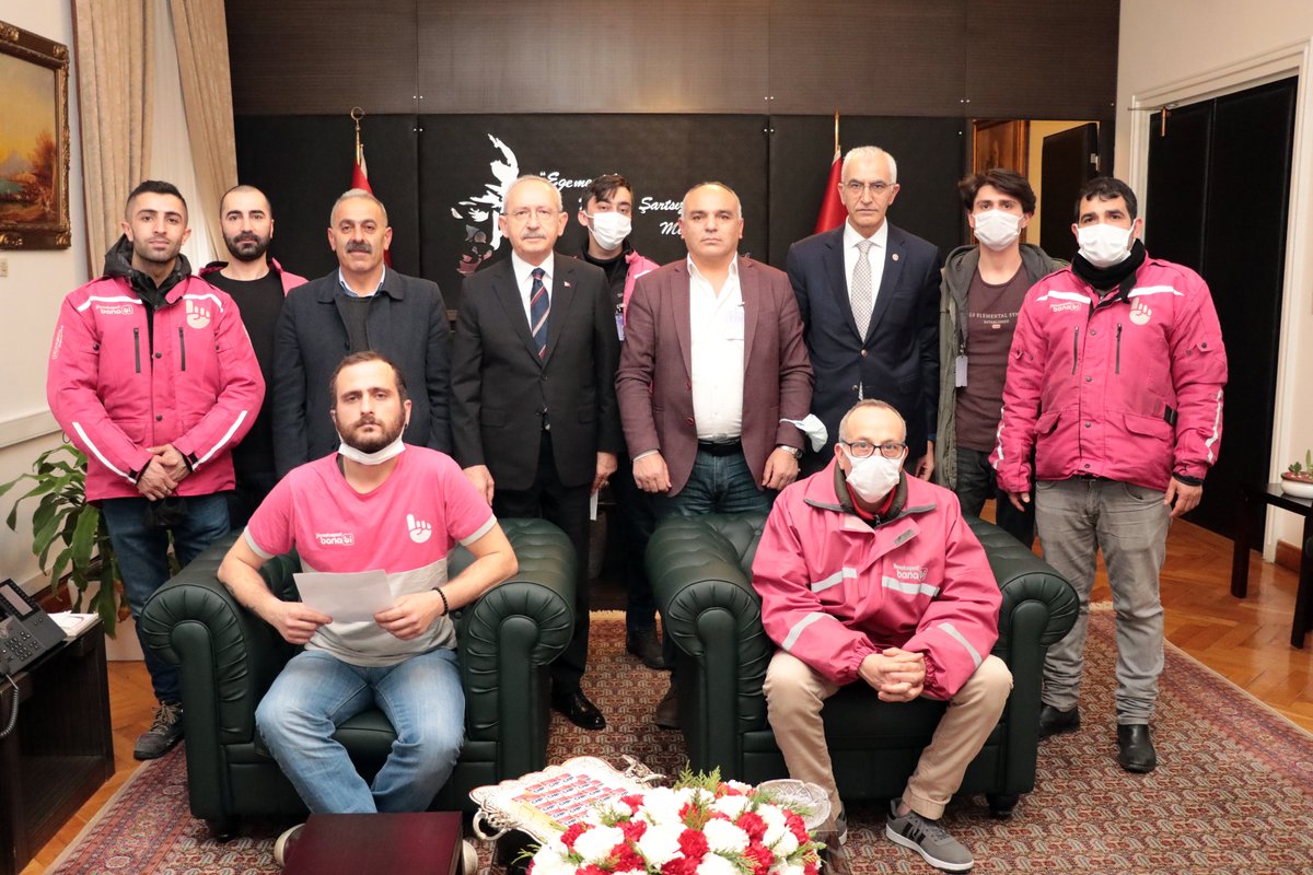 yukselmkilinc's tweet photo. Sefalet ücreti ve sömürü koşullarında çalışmaya zorlanan direnişteki #yemeksepeti çalışanları, mücadelelerine destek veren Genel Başkanımız Sayın @kilicdarogluk ‘nu ziyaret ederek teşekkür ettiler. 
Hak mücadelesinde hep birlikteyiz. https://t.co/7wh58gHcx8