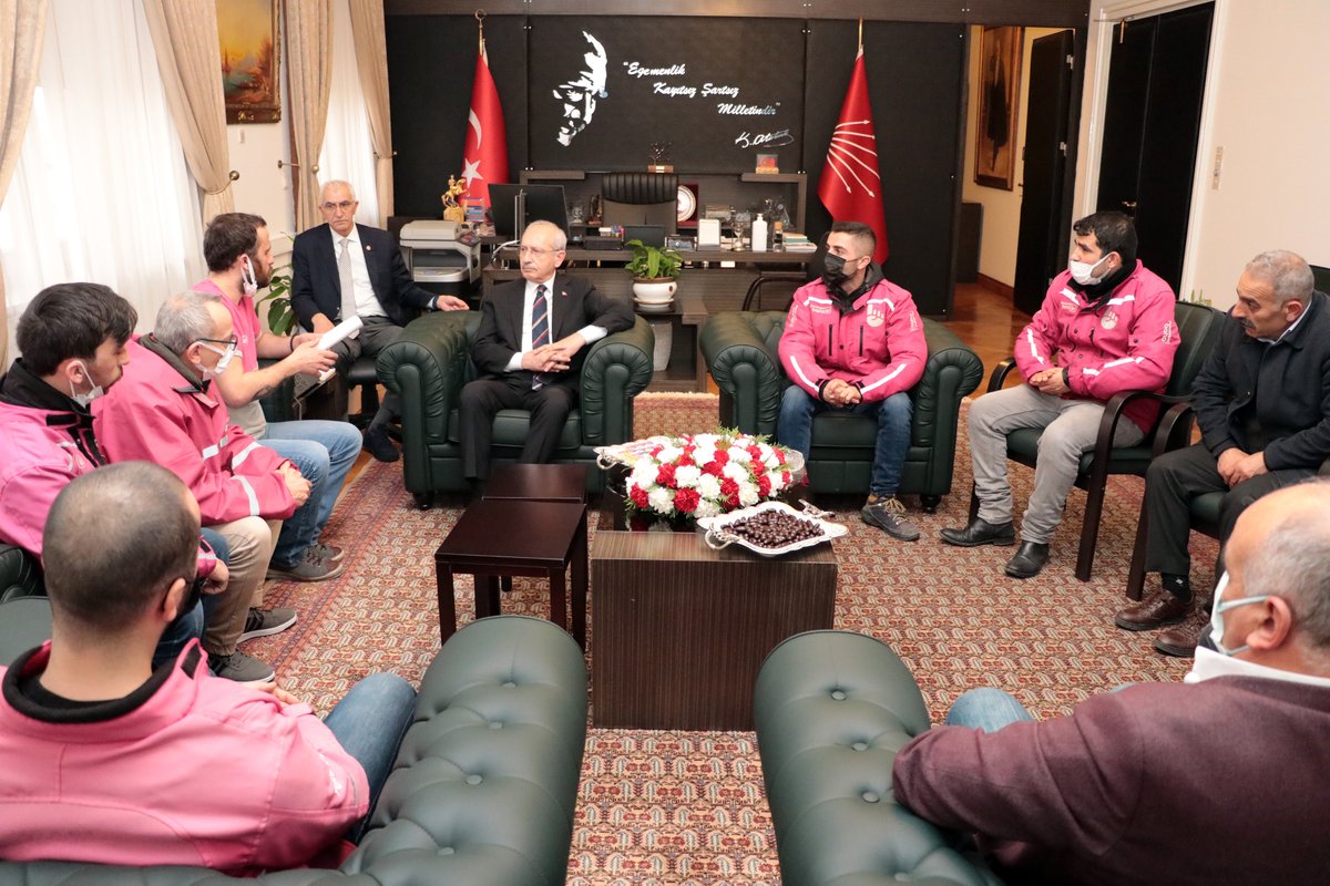 yukselmkilinc's tweet photo. Sefalet ücreti ve sömürü koşullarında çalışmaya zorlanan direnişteki #yemeksepeti çalışanları, mücadelelerine destek veren Genel Başkanımız Sayın @kilicdarogluk ‘nu ziyaret ederek teşekkür ettiler. 
Hak mücadelesinde hep birlikteyiz. https://t.co/7wh58gHcx8