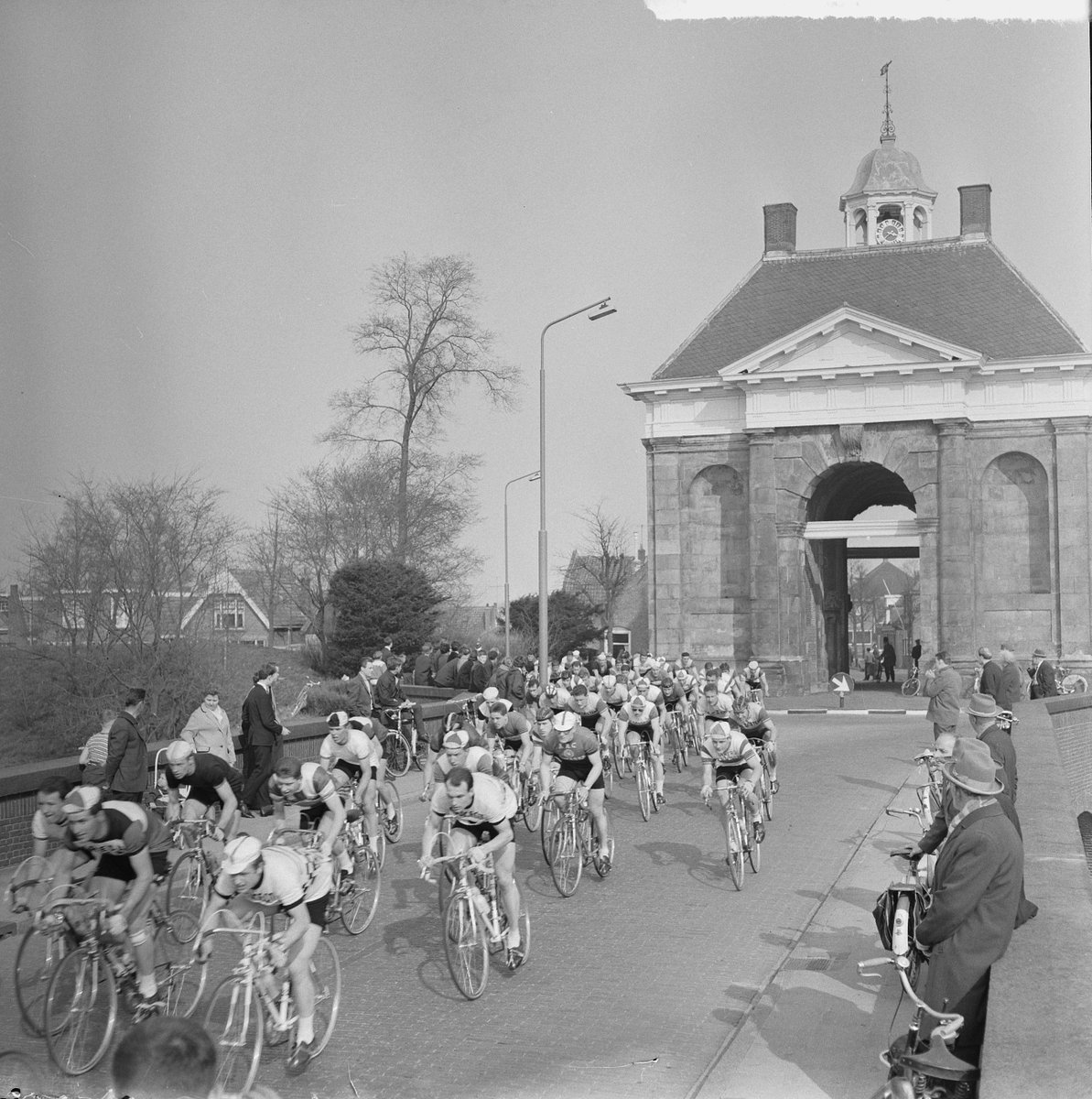 Nog 65 dagen tot het peloton in Purmerend oplijnt voor de 74e Beemster kaas Profronde van Noord-Holland.

...in '65 werd de Ronde gewonnen door Eef Dolman. Hij won later het WK amateurs, een rit in de Vuelta, werd Nederlands kampioen en won in 1971 de Ronde van Vlaanderen!