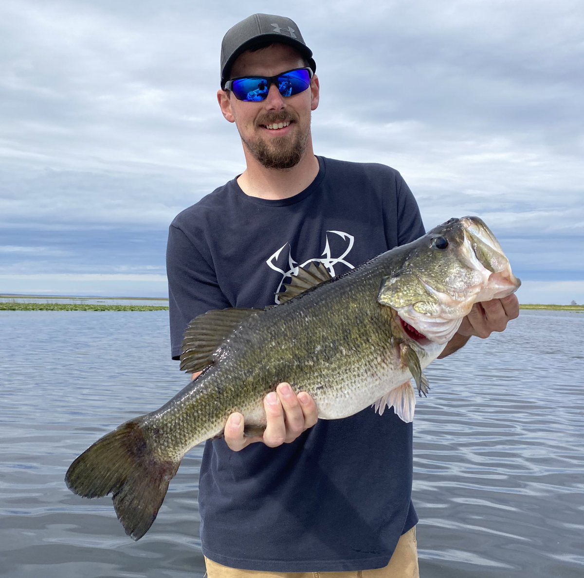 PSbassguide's tweet photo. Dillion here for the annual heavy equipment auction in Kissimmee and caught this trophy bass on Lake Kissimmee. #Construction #Kentucky #trouphycatch #Florida #psbassguide https://t.co/jAau5XlO5r