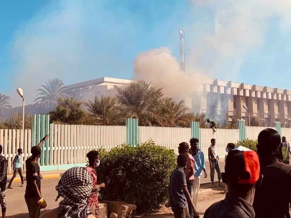 9kllid's tweet photo. 🚨 #Khartoum | Resistance committees, communists, and #FFC mobs attempted to burn Parliament building on 14th February protests in #Omdorman #Sudan.

#SudanParliamentAttack 🔥
#FFCsucks #communismkills https://t.co/7aMNGDfbP0
