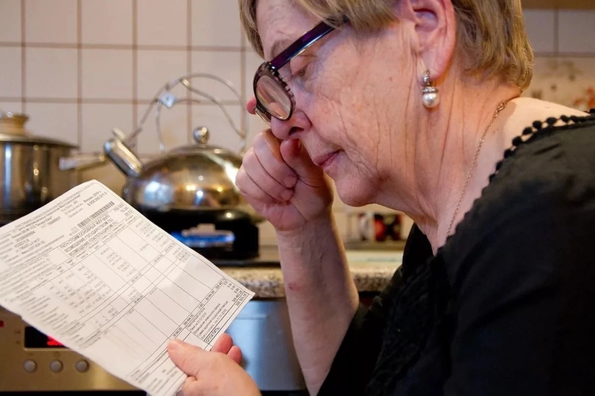 жкх дорожает. жкх люди. женщина в долгах. люди жкх. коммунальные платежи.