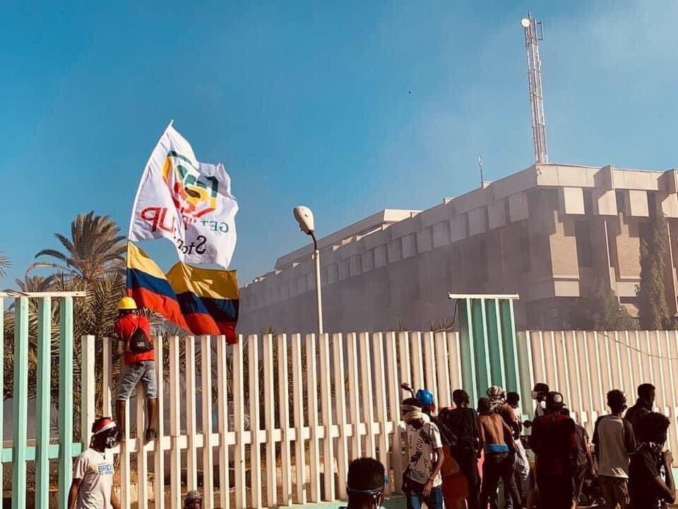 9kllid's tweet photo. 🚨 #Khartoum | Resistance committees, communists, and #FFC mobs attempted to burn Parliament building on 14th February protests in #Omdorman #Sudan.

#SudanParliamentAttack 🔥
#FFCsucks #communismkills https://t.co/7aMNGDfbP0