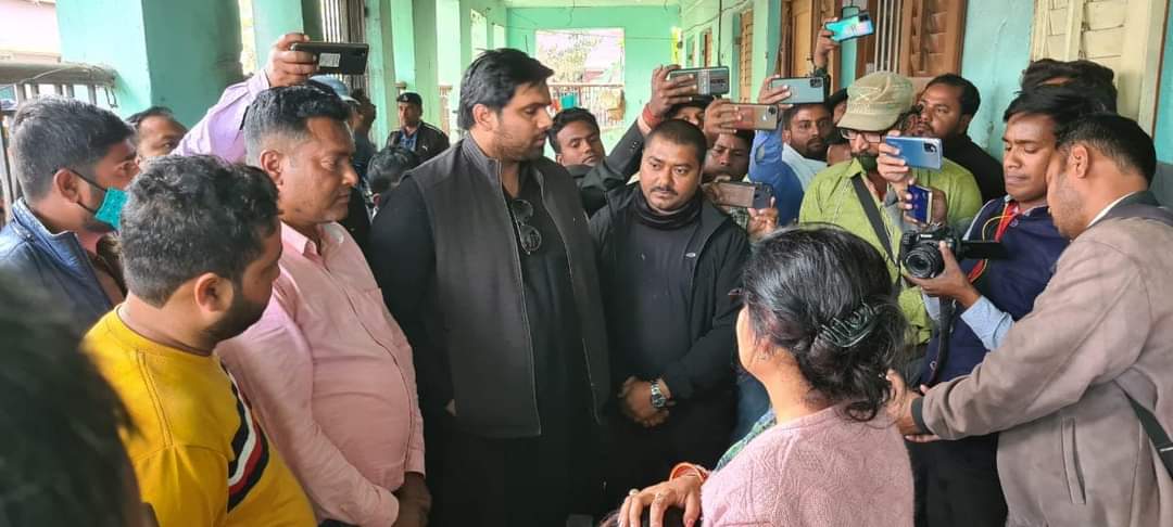 ChetanAmohan's tweet photo. #दरभंगा में भू माफियाओं द्वारा तीन लोगों को जिंदा जलाने की घटना के विरोध में श्री चेतन आनंद आज दरभंगा पहुँच मृतक पिंकी झा के परिवार से मिले
उन्होंने प्रेस से कहा कि प्रदेश में भू और शराब माफियाओं की समानांतर सरकारें चल रही है,NDAशासन में ऐसे तत्वों का मिजाज़ आज सातवें आसमान पर है https://t.co/cuOrU2KbBy