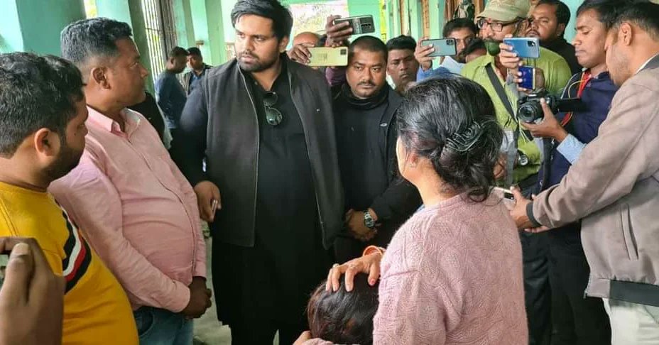 ChetanAmohan's tweet photo. #दरभंगा में भू माफियाओं द्वारा तीन लोगों को जिंदा जलाने की घटना के विरोध में श्री चेतन आनंद आज दरभंगा पहुँच मृतक पिंकी झा के परिवार से मिले
उन्होंने प्रेस से कहा कि प्रदेश में भू और शराब माफियाओं की समानांतर सरकारें चल रही है,NDAशासन में ऐसे तत्वों का मिजाज़ आज सातवें आसमान पर है https://t.co/cuOrU2KbBy