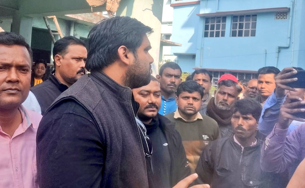ChetanAmohan's tweet photo. #दरभंगा में भू माफियाओं द्वारा तीन लोगों को जिंदा जलाने की घटना के विरोध में श्री चेतन आनंद आज दरभंगा पहुँच मृतक पिंकी झा के परिवार से मिले
उन्होंने प्रेस से कहा कि प्रदेश में भू और शराब माफियाओं की समानांतर सरकारें चल रही है,NDAशासन में ऐसे तत्वों का मिजाज़ आज सातवें आसमान पर है https://t.co/cuOrU2KbBy