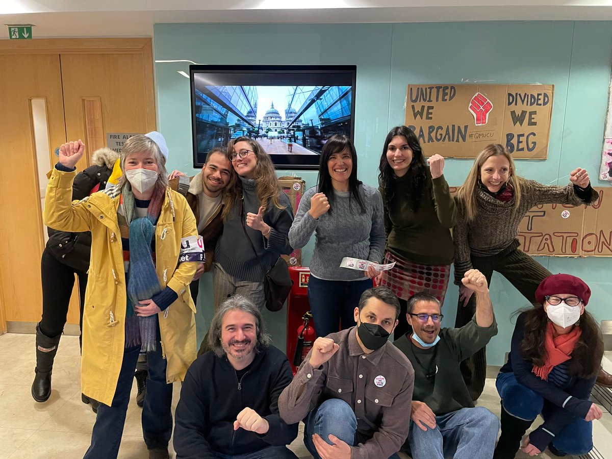 qm_ucu's tweet photo. Today our pickets extended further than the Mile End campus. Our School of Law colleagues were visited by students at a banner-making session at the Centre for Commercial Legal Studies, Lincoln’s Inn Fields
#OneOfUsAllOfUs https://t.co/pOZGBoOd8q