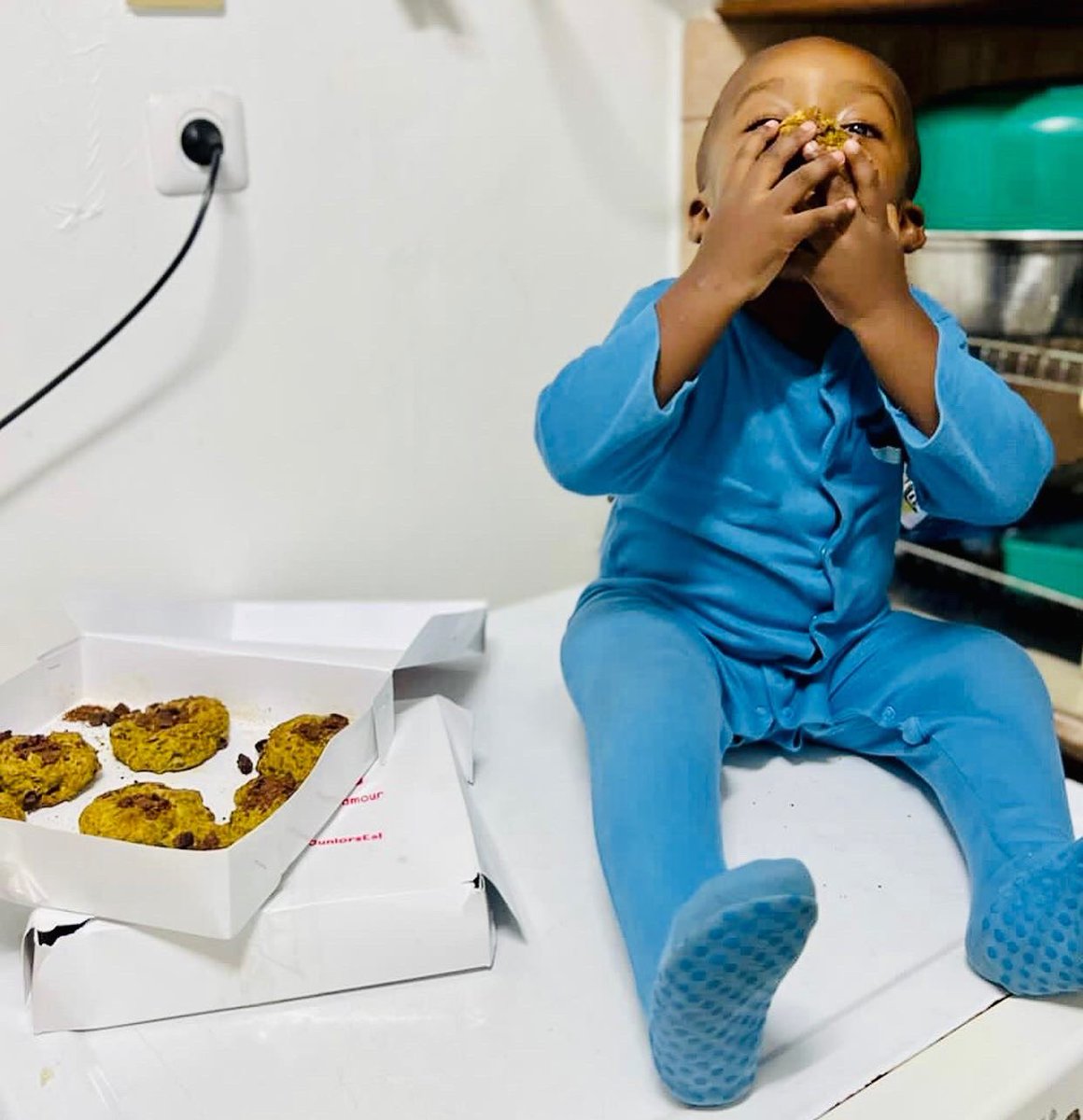 LeelouBabyFood's tweet photo. Pensez-vous que les cookies moelleux Hulk (épinards) aux pépites de chocolat de notre gourmet Aaron survivront jusqu'au sac de goûter pour la crèche demain ?

Nous avons un gros doute tellement ils sont bons 😋

Rien de mieux pour un goûter nutritif gourmand &amp; sain🎒

#MenuJunior https://t.co/FW2tKe4Uts