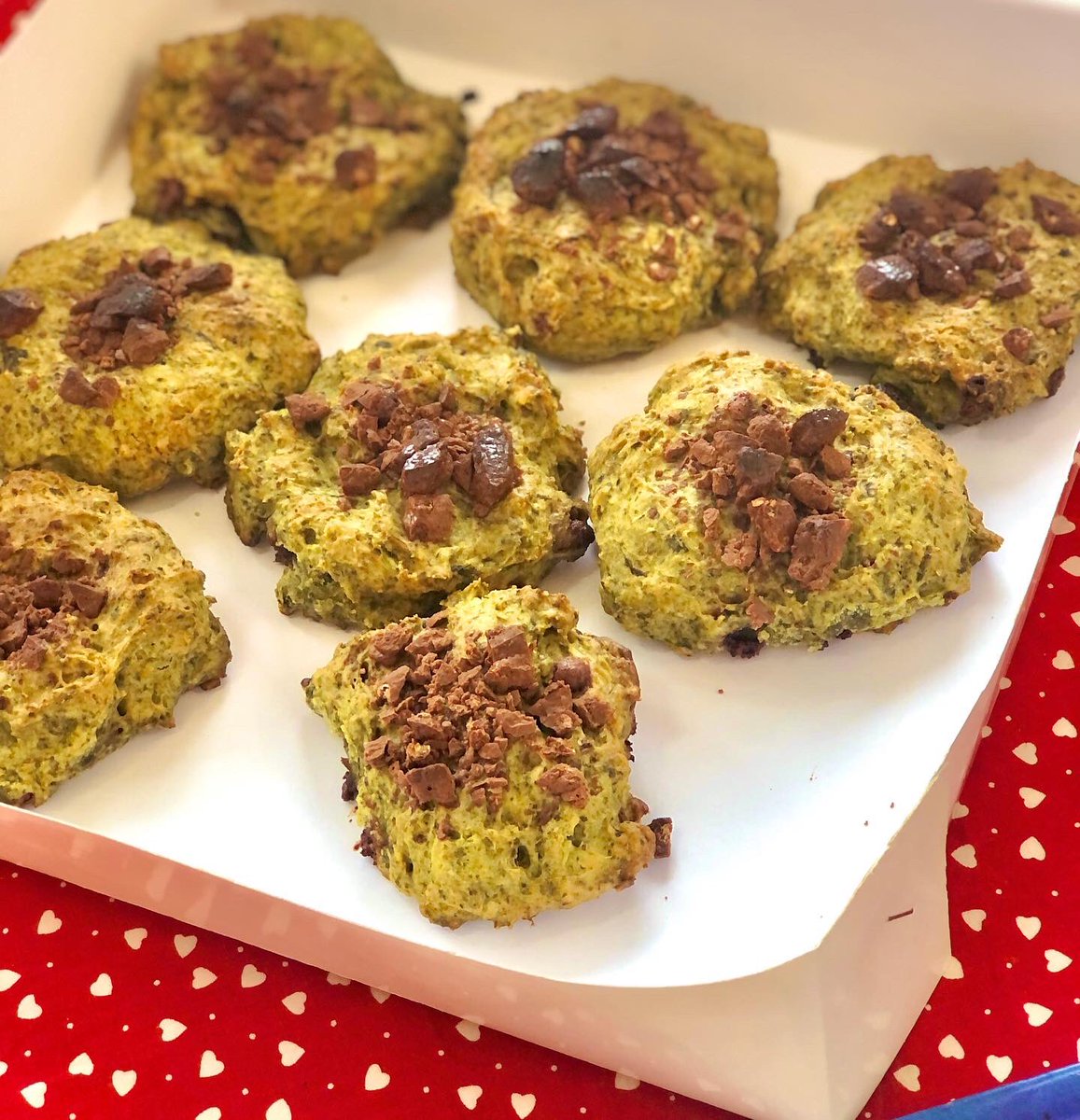 LeelouBabyFood's tweet photo. Pensez-vous que les cookies moelleux Hulk (épinards) aux pépites de chocolat de notre gourmet Aaron survivront jusqu'au sac de goûter pour la crèche demain ?

Nous avons un gros doute tellement ils sont bons 😋

Rien de mieux pour un goûter nutritif gourmand &amp; sain🎒

#MenuJunior https://t.co/FW2tKe4Uts