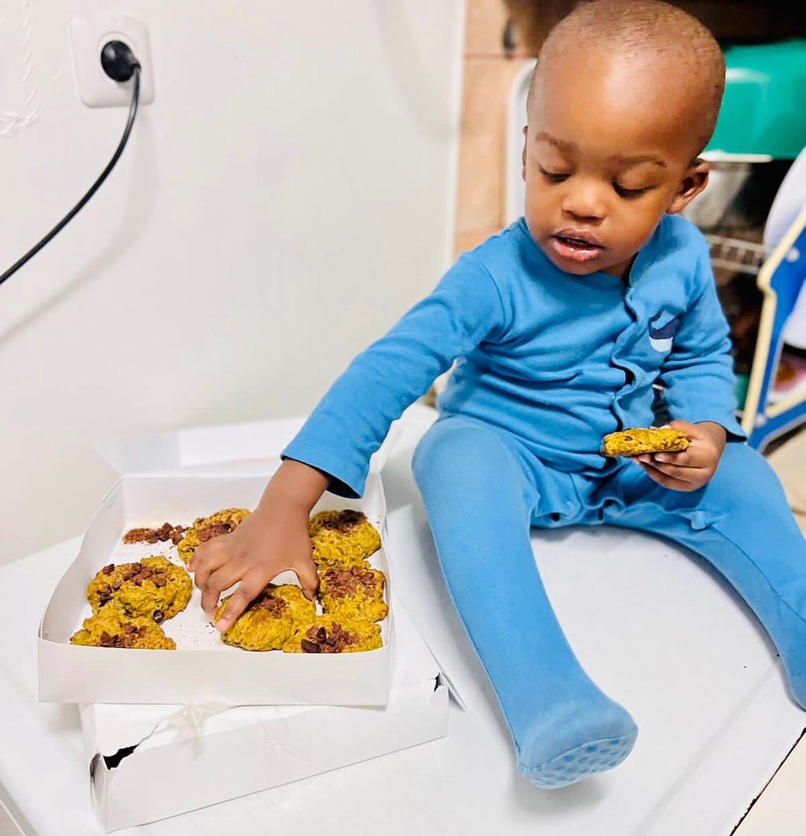 LeelouBabyFood's tweet photo. Pensez-vous que les cookies moelleux Hulk (épinards) aux pépites de chocolat de notre gourmet Aaron survivront jusqu'au sac de goûter pour la crèche demain ?

Nous avons un gros doute tellement ils sont bons 😋

Rien de mieux pour un goûter nutritif gourmand &amp; sain🎒

#MenuJunior https://t.co/FW2tKe4Uts