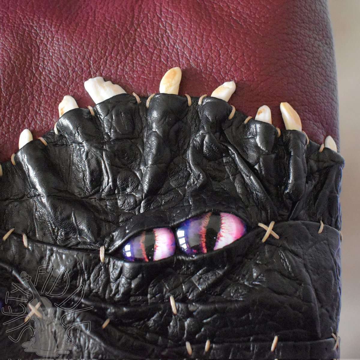 suetyfiddle's tweet photo. I make tote bags now

#mimic #weirdart #leathercraft https://t.co/VvRfw7yZ2h