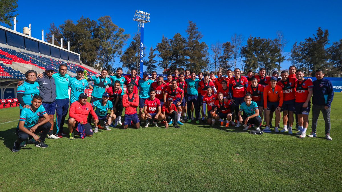 TepatitlanFC's tweet photo. 💪 ¡𝗘𝗦𝗧𝗘 𝗘𝗤𝗨𝗜𝗣𝗢 𝗡𝗨𝗡𝗖𝗔 𝗦𝗘 𝗗𝗔𝗥𝗔́ 𝗣𝗢𝗥 𝗩𝗘𝗡𝗖𝗜𝗗𝗢! 🇱🇦

#SomosAlteños 🔵🔴 https://t.co/f6PSHcvvKA