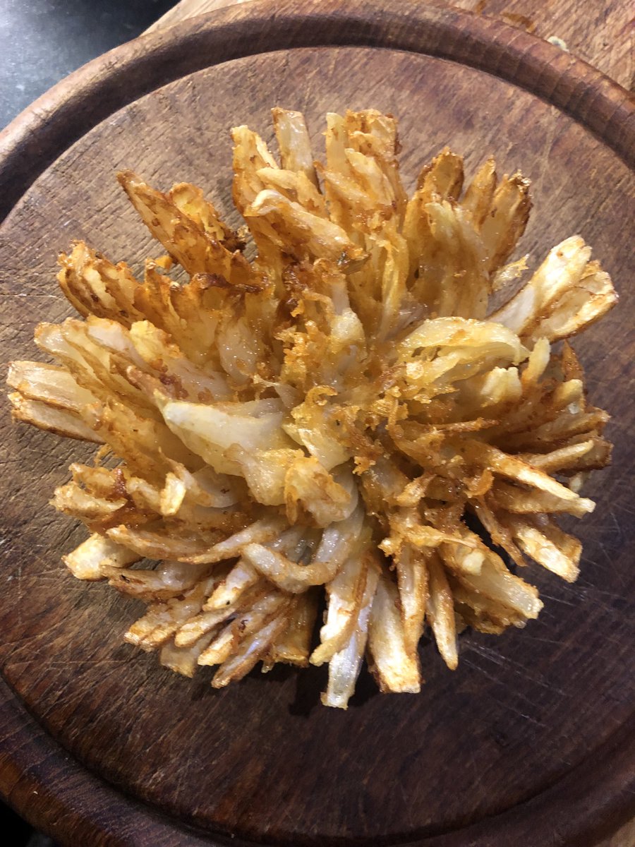 WoW!
Thank you James Martin for the encouragement to make this amazing Onion Chrysanthemum…
Lasted all of 5 mins… what a fantastic starter or accompaniment with a steak…
Thé Butchers wife is seriously impressed….
#James Martin#QGuild