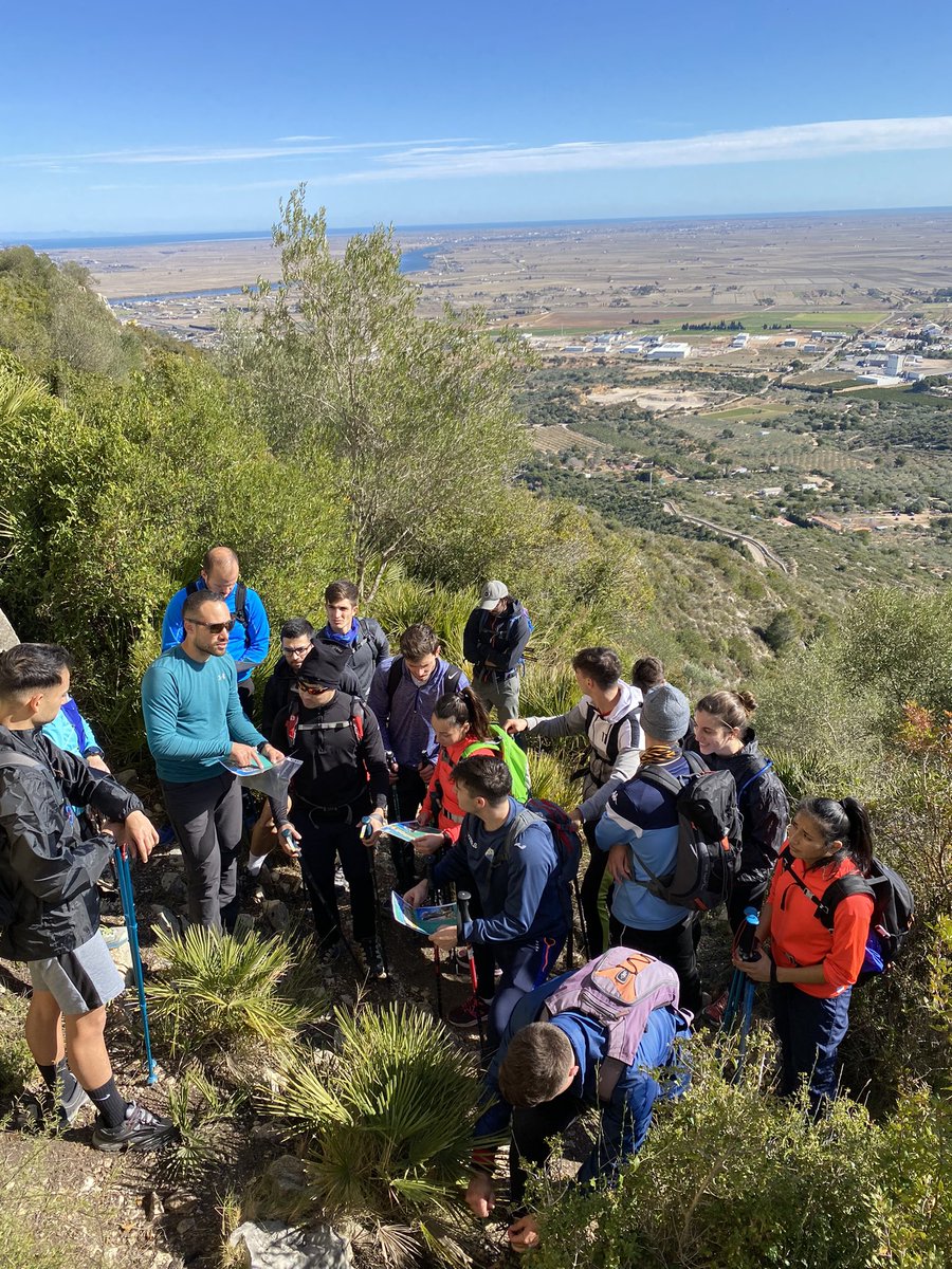 gerson_garrosa's tweet photo. Iniciación al #senderismo en la asignatura Actividades Físicas en el Medio Natural ⛰🧭
🎯Técnicas de progresión con y sin bastones
🎯Reconocimiento del terreno con mapa 🗺️
🎯Conducción de grupos por el medio natural
#EusesCAFE @EUSES_Oficial #CAFYDE https://t.co/y8awvsrVi9