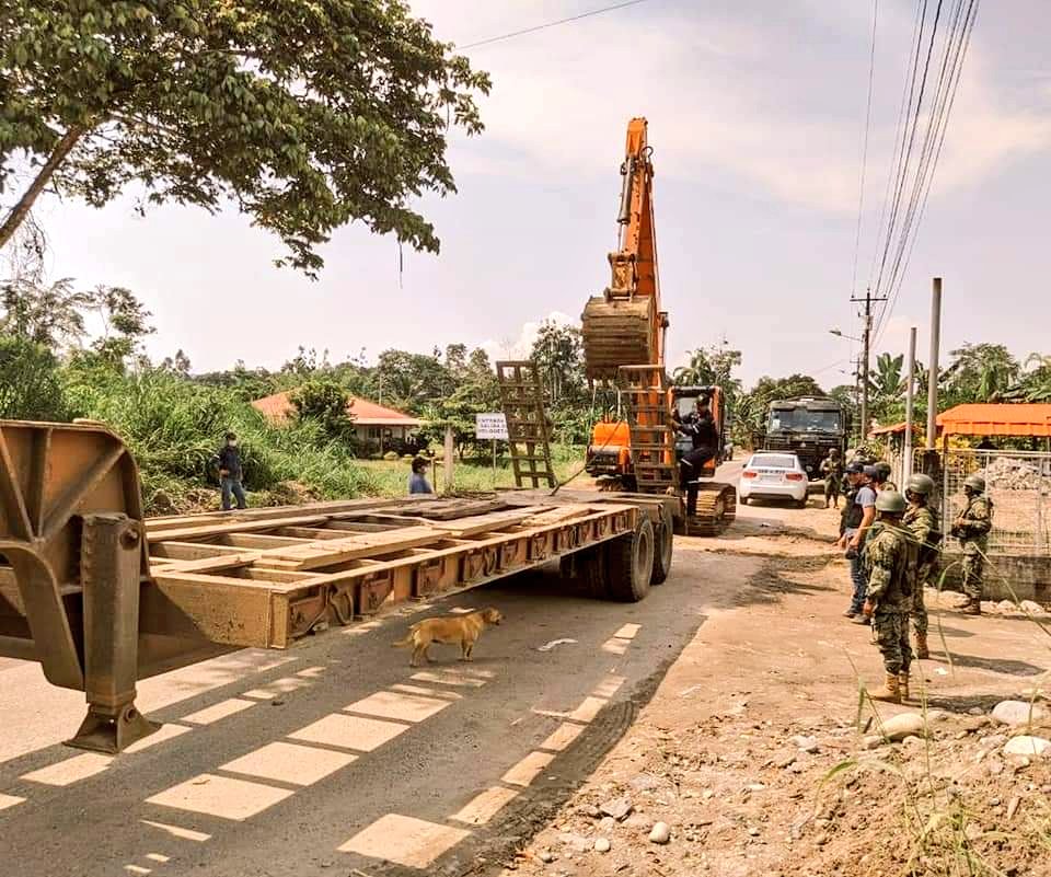 DefensaEc's tweet photo. Dentro del #PlanRescateEcuador las @FFAAECUADOR en la segunda fase de operaciones en apoyo a @ARC_EnergiaEc, @Ambiente_Ec y @PoliciaEcuador en el sector de #Yatzupino, 37 máquinas y 23 motores de extracción han sido puestas a órdenes de autoridades competentes.
#OrgulloDefensa 🇪🇨 https://t.co/KVg4EkkSuZ