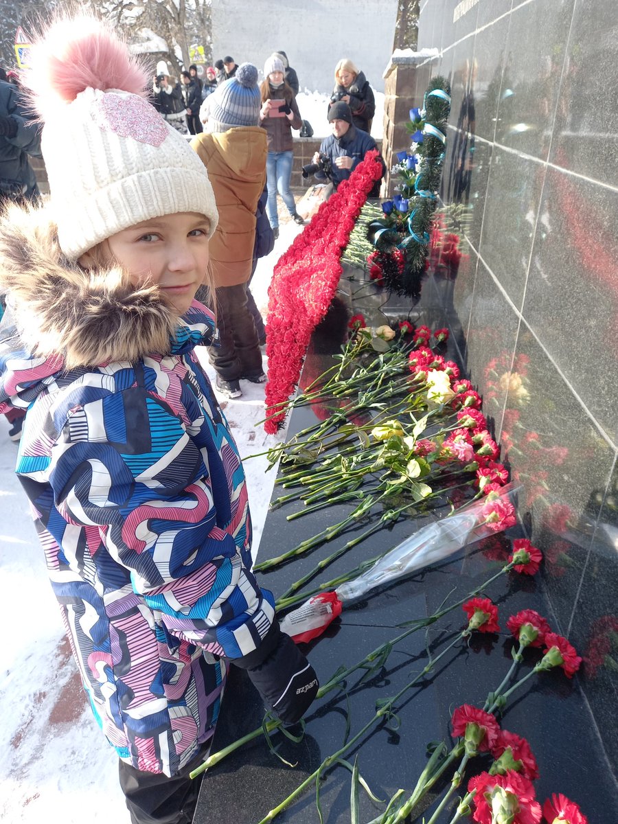 Сегодня, 15 февраля, в России отмечается День памяти о россиянах, исполнявших служебный долг за пределами Отечества. По старой и доброй традиции участники собрания почтили память о погибших минутой молчания и возложили цветы к мемориалу. #ДС13Радуга 🌈